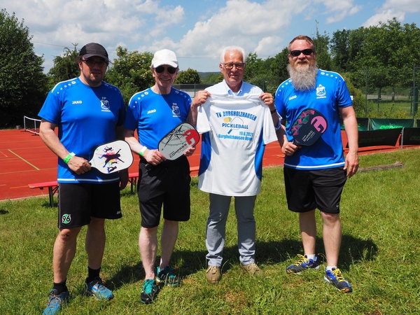 Der 1. Vorsitzende des TVB Hans Struwe zusammen mit Christian Pospich und Jörn Lahrs (beide Projektleiter) sowie Norbert Möhring, Abt.-Ltr. Pickleball der 1. Vorsitzende des TVB Hans Struwe zusammen mit Christian Pospich und Jörn Lahrs (beide Projektleiter) sowie Norbert Möhring, Abt.-Ltr. Pickleball