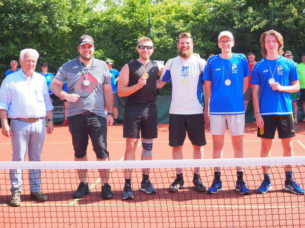 Die Sieger der Gruppe 3. Von rechts: Theo Pospich, Paul Sondermann, David Nitzpon, Lars Meyer (alle TVB), Benjamin Weis, Pickleball Rhön. Hans Struwe, 1. Vorsitzender Die Sieger der Gruppe 3. Von rechts: Theo Pospich, Paul Sondermann, David Nitzpon, Lars Meyer (alle TVB), Benjamin Weis, Pickleball Rhön. Hans Struwe, 1. Vorsitzender