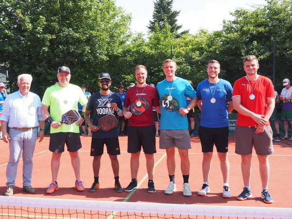 Die Sieger der Gruppe 1. Von links neben Hans Struwe: Andreas Kopkau Gelsenkirchen, Bidhyut Choudhury, Basti Grau und Felix Grunert sowie Sebastian Eisenbeiß und Tobias Biermann alle 4 vom LSC Höchstadt Die Sieger der Gruppe 1. Von links neben Hans Struwe: Andreas Kopkau Gelsenkirchen, Bidhyut Choudhury, Basti Grau und Felix Grunert sowie Sebastian Eisenbeiß und Tobias Biermann alle 4 vom LSC Höchstadt