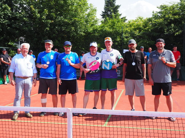 Die Sieger der Gruppe 2. Neben Hans Struwe Günni Zähringer und Fred Schlichting (TVB), Brian Hürmann und Thomas Renk aus Bremen, Dominik Weis und Marcel Ludsteck von Pickleball Rhön Die Sieger der Gruppe 2. Neben Hans Struwe Günni Zähringer und Fred Schlichting (TVB), Brian Hürmann und Thomas Renk aus Bremen, Dominik Weis und Marcel Ludsteck von Pickleball Rhön